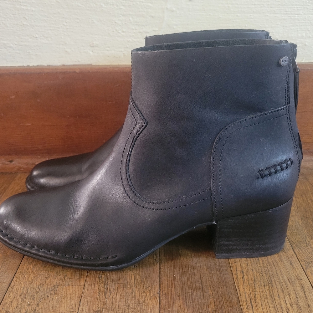 NWOT UGG Bandara Black Leather Ankle Boots Sz 8